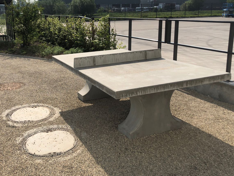 Hubert Hudson borstel scheidsrechter Tafeltennistafel - gemaakt van beton standaard in betongrijs en antraciet