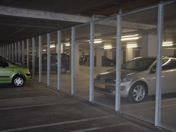 Afscheidingshekwerk in parkeergarage