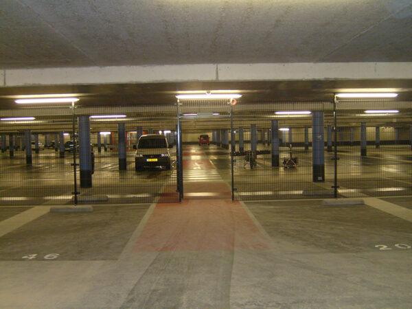 Afscheidingshekwerk in parkeergarage