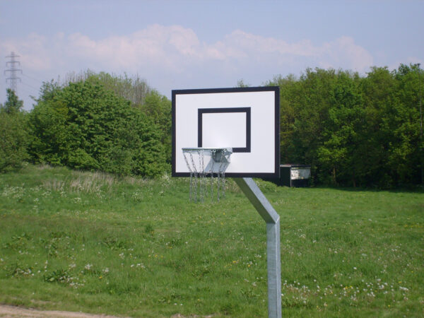 Basketbalbord met paal