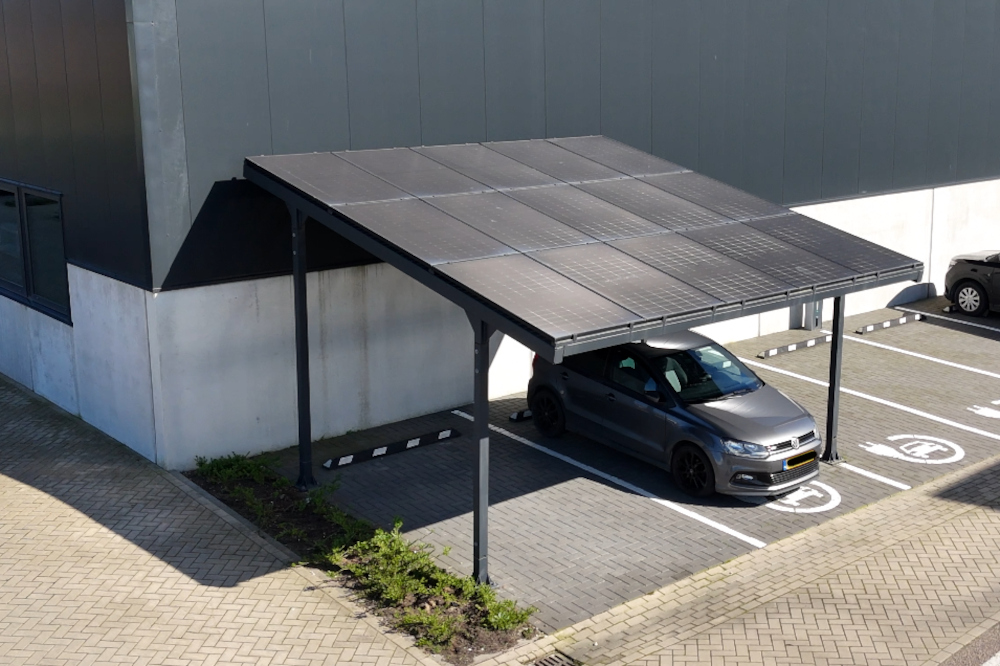 Elektrisch rijden caport met zonnepanelen
