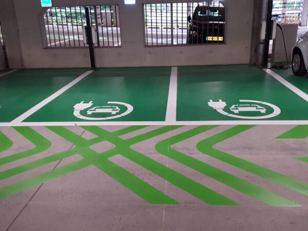 Markeringen parkeergarage elektrisch oplaadpunt