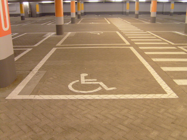 Markeringen parkeergarage invalidesymbool