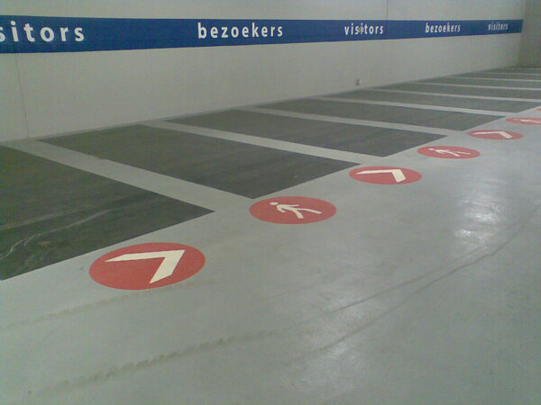 Markeringen parkeergarage looppad