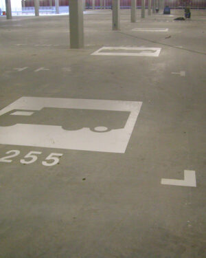 Markeringen parkeergarage vrachtwagensymbool