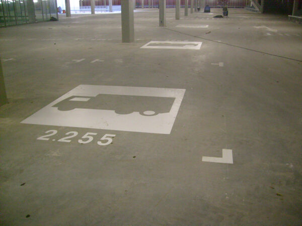 Markeringen parkeergarage vrachtwagensymbool