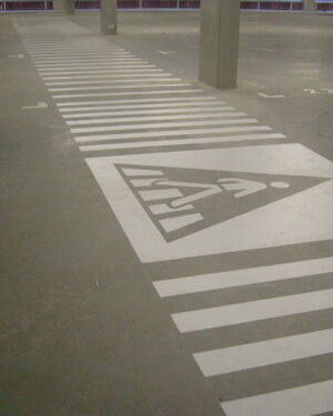 Markeringen parkeergarage zebrapad