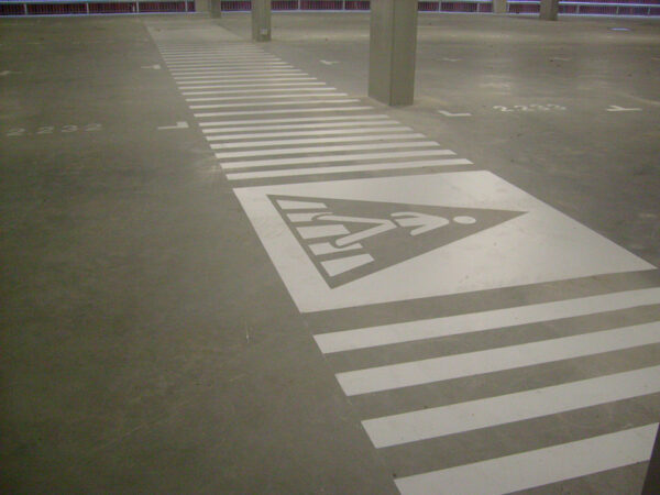 Markeringen parkeergarage zebrapad