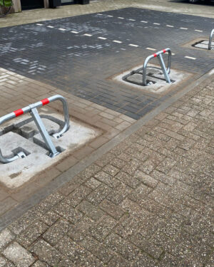 Parkeerbeugel met betonblok