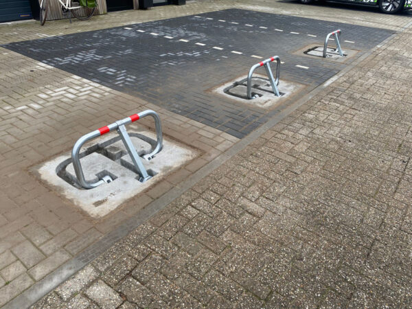 Parkeerbeugel met betonblok