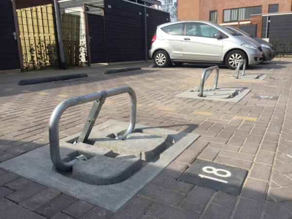 Parkeerbeugel met betonplaat