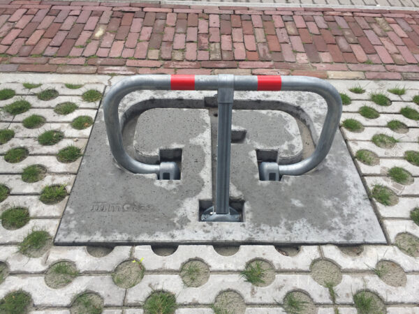 Parkeerbeugel met betonplaat