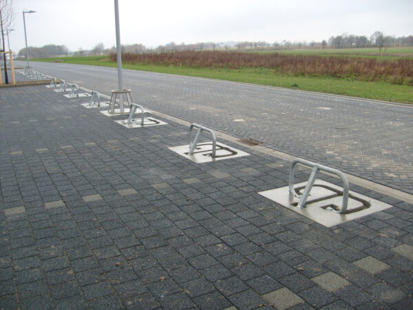 Parkeerbeugel met betonplaat