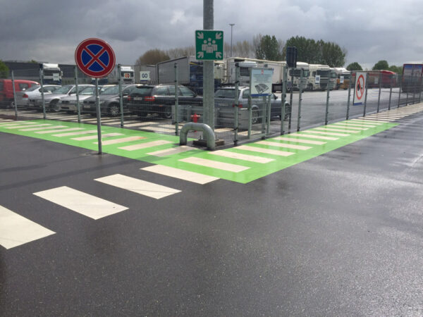 Wegmarkering bedrijfspand looppaden