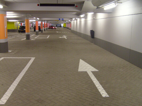 Wegmarkering parkeergarage bewegwijzering