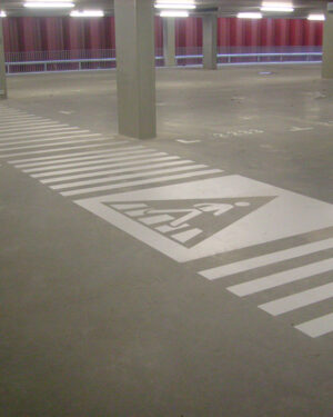 Wegmarkering parkeergarages zebrapad