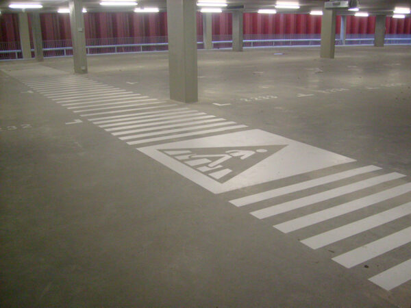 Wegmarkering parkeergarages zebrapad