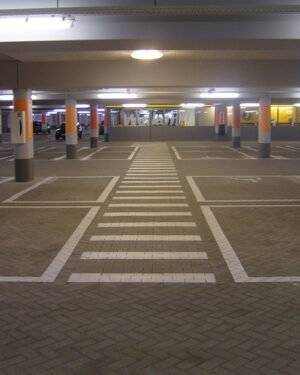 Wegmarkering parkeergarages zebrapad