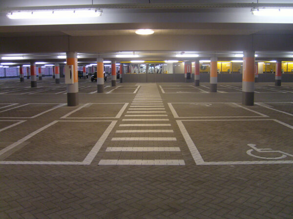 Wegmarkering parkeergarages zebrapad